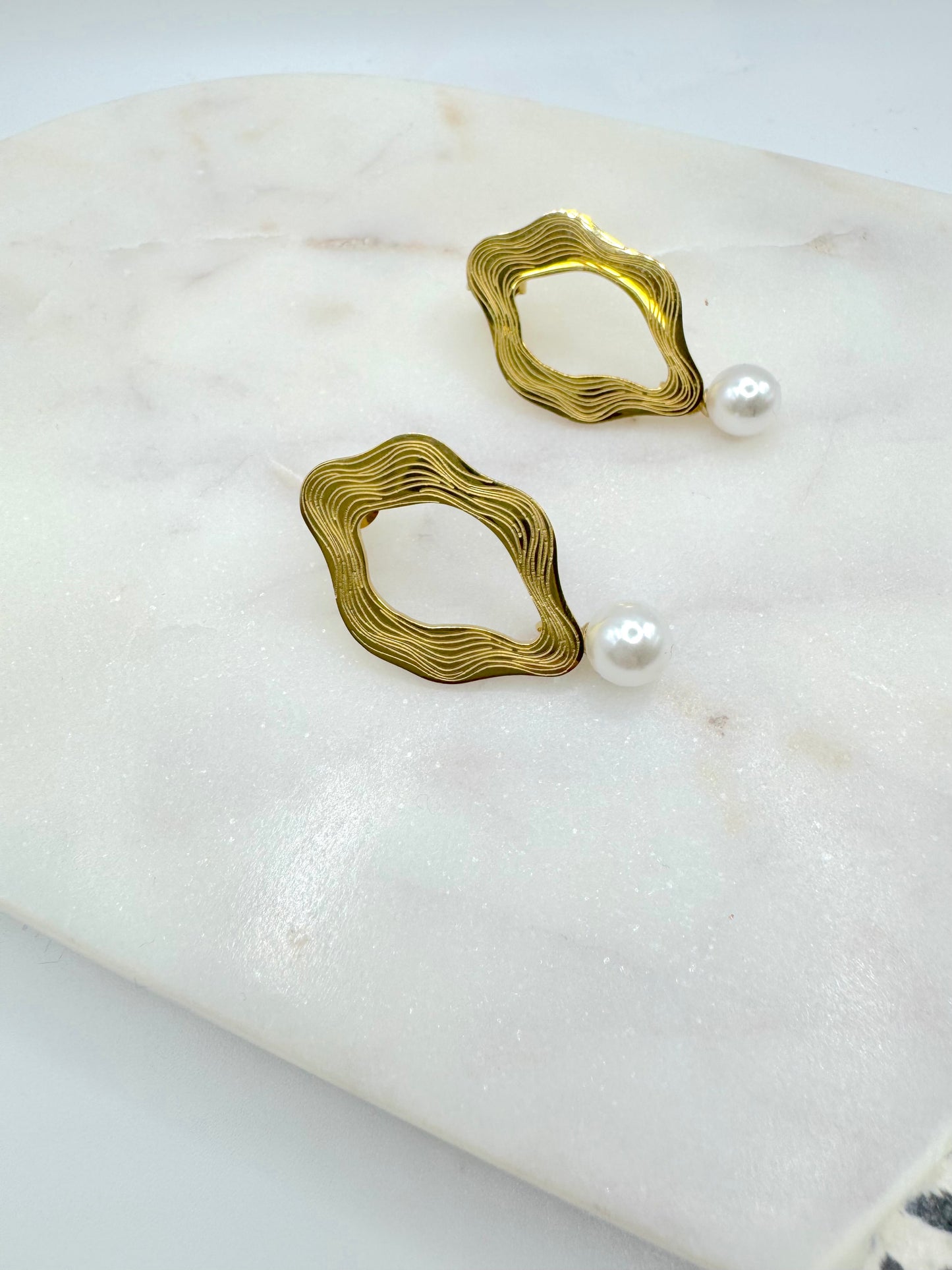 ALINE WAVE PEARL EARRING